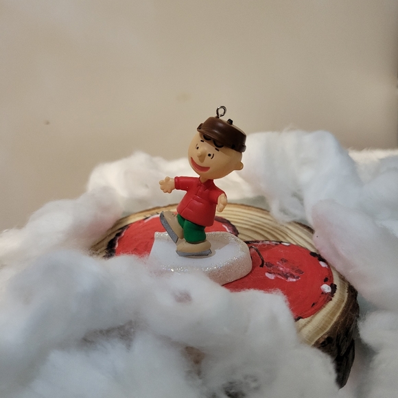 Hallmark Keepsake Charlie Brown on Ice  The Peanuts Gang - Picture 5 of 9